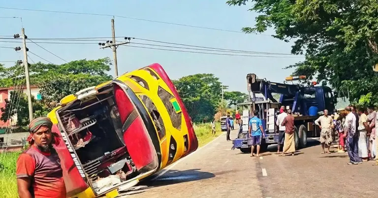 দুর্ঘটনাগ্রস্ত বাস